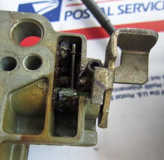 85 OEM 442 Carburetor secondary air valve tab factory mess up.JPG