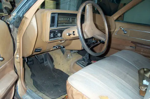 80 Interior 1.JPG